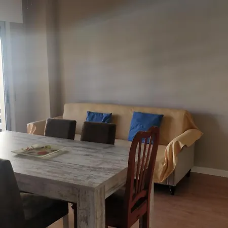 Lägenhet New Refurbished Seafront 4 Bedroom Apt With Private Car Parking Space *