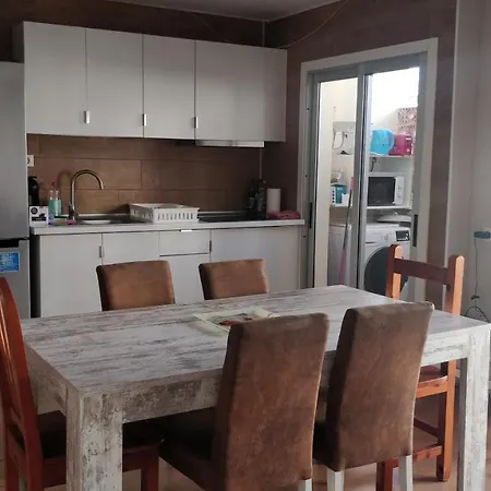 New Refurbished Seafront 4 Bedroom Apt With Private Car Parking Space Lägenhet